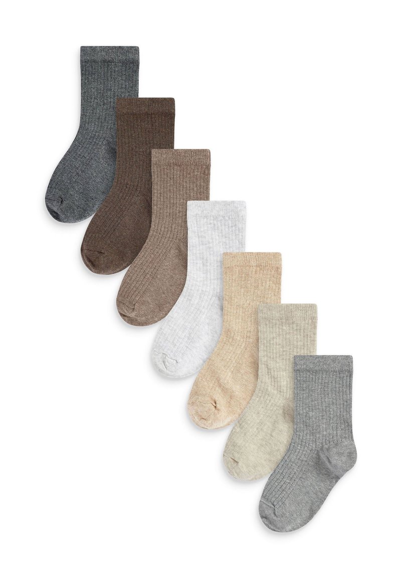 Ensemble de sept chaussettes à côtes de couleurs neutres variées : gris foncé, marron, marron clair, blanc, beige, gris. Texture douce, longueur standard pour les chaussettes montantes.