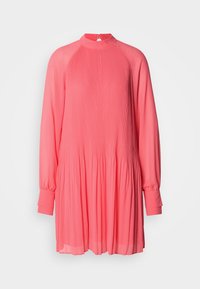 Vestito rosa plissettato con collo alto, maniche lunghe e vestibilità ampia. Realizzato in tessuto leggero con dettagli arricciati in vita.