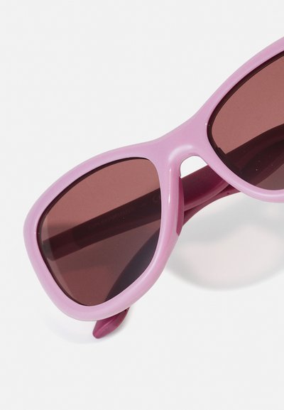 Óculos de sol de plástico rosa com forma de olho de gato e lentes castanhas. Apresenta um acabamento suave e brilhante e acentos laterais proeminentes.
