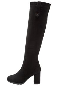 Botas de gamuza negra hasta la rodilla con un tacón grueso, textura suave y detalle en la costura lateral; terminadas con un adorno en forma de lazo en la parte superior.
