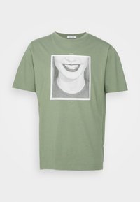 SAMI SMILE - T-shirt estampada - light green