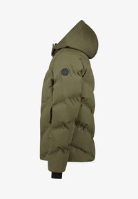 Olijfgroene pufferjack met een uitgesproken capuchon, voorzien van een cirkelvormig logo op de linkermouw, een puffy quilted textuur en elastische manchetten.