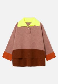 Strikket sweater med en neon gul krave, brunt, pink og brændt orange farveblokdesign, med knaplukning ved halsen.