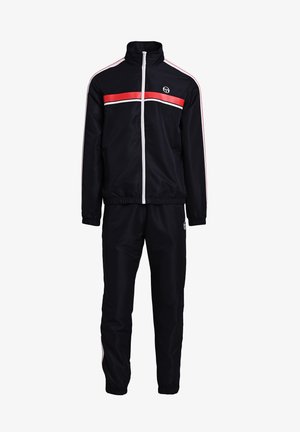 Chándal negro hecho de material sintético, con rayas horizontales rojas y blancas en la chaqueta y pantalones a juego. Cuenta con un cuello alto y puños elásticos.