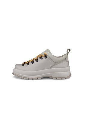 Chaussure de randonnée gris clair avec semelle épaisse, lacets orange et noirs, œillets noirs et languette au talon, vue de profil.