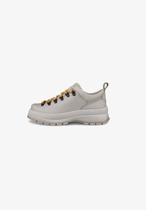 Chaussure de randonnée gris clair avec semelle épaisse, lacets orange et noirs, œillets noirs et languette au talon, vue de profil.