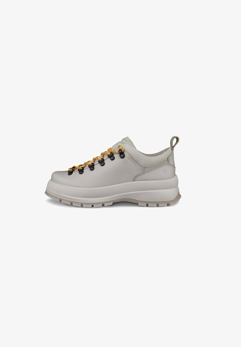 Chaussure de randonnée gris clair avec semelle épaisse, lacets orange et noirs, œillets noirs et languette au talon, vue de profil.