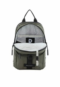 Zaino in tessuto verde con interno grigio testurizzato, maniglia superiore, tasca anteriore con zip e chiusura a fibbia nera con logo Discovery.