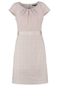 Robe rose clair avec manches courtes, corsage plissé, ceinture en satin et jupe texturée à motif géométrique. Fermeture éclair au dos.