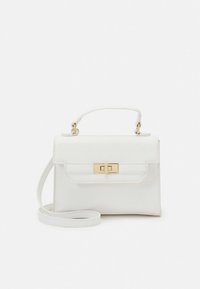 Sac à main en cuir blanc à la forme structurée, avec des accessoires dorés, une poignée supérieure et une bandoulière amovible. Comprend une poche avant.