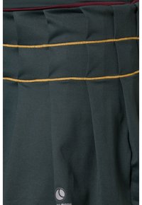 Gonna in tessuto verde scuro con tre cuciture orizzontali con impunture gialle. Logo nell'angolo inferiore. Tessuto liscio con un design strutturato.