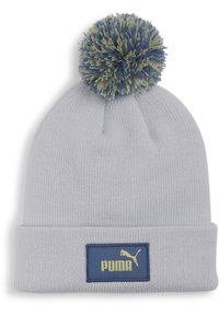 Svijetlo sivi pleteni kapu s velikim plavim i zelenim pom-pomom na vrhu. Ima pravokutnu tamnoplavu oznaku s žutim "PUMA" logotipom.