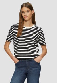 T-shirt w czarno-białe paski z okrągłym dekoltem i krótkimi rękawami; posiada małe logo na lewej piersi. Luźny krój.