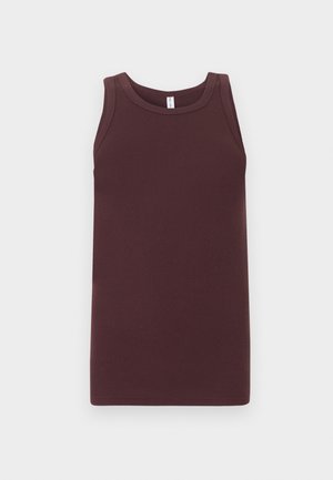 Αμάνικο ριμπ τοπ σε σκούρο καφέ χρώμα με στρογγυλή λαιμόκοψη, τοποθετημένο επίπεδα σε ανοιχτό γκρι φόντο.