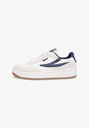 Sneaker bianca con accenti blu navy, realizzata in pelle e scamosciato. Presenta una parte superiore perforata, punta rotonda e una leggera suola in gomma color gomma. Logo Fila visibile.