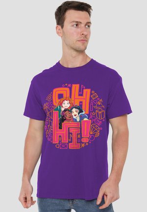 Lila Baumwoll-T-Shirt mit einem lebhaften Druck von Cartoon-Charakteren und dem Text „OH HI!“ in fettgedruckten orangefarbenen Buchstaben mit dekorativen Akzenten.