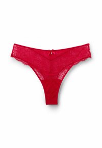 String rouge en dentelle avec motif floral, bords festonnés et un petit nœud en satin à la taille. L'arrière présente un design sans couture.