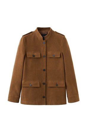 Veste marron de style militaire en tissu doux, avec un col montant, des épaulettes et deux poches à rabat à boutons à l'avant.