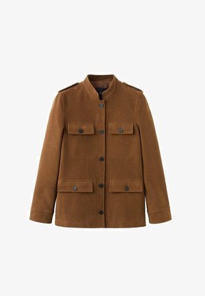 Brązowa kurtka w stylu wojskowym wykonana z miękkiego materiału, z wysokim kołnierzem, pagonami na ramionach oraz dwoma przednimi kieszeniami z patkami zapinanymi na guziki.