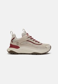 Sneaker beige chiaro con tomaia in rete, dettagli bordeaux, tallone rinforzato e suola in gomma testurizzata. Lacci in bordeaux abbinato.