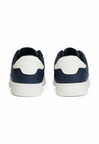 Granatowe trampki z białymi akcentami, o gładkiej skórzanej fakturze, z wyściełanym kołnierzem i wytłoczonym logotypem na podeszwie.
