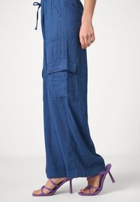 GAP PULL ON - Hlačami s stranskimi žepi - medium indigo