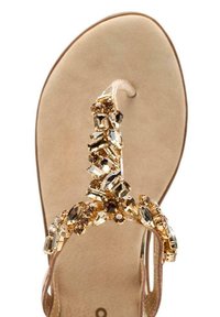Sandal a infradito impreziosito in oro con una suola in suede color tan, caratterizzato da grandi cristalli luccicanti lungo la cinghia per un tocco di dettaglio in più.