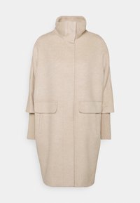 Beige wollen jas met een hoge kraag, met een rechte snit, twee grote voorzakken en ribgebreide mouwen. Glad textuur en minimaal ontwerp.