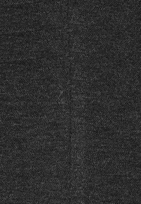 Gros plan sur un tissu tricoté gris foncé avec un tissage fin et serré et des variations subtiles de texture.