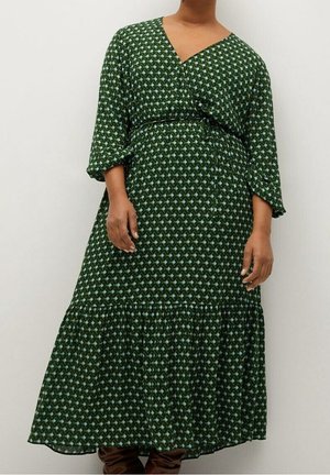Zielona wzorzysta maksDress z dekoltem w kształcie litery V, rękawami o długości 3/4 i warstwową spódnicą. Posiada ściągacz w talii oraz geometryczne wzory w kolorze niebieskim.