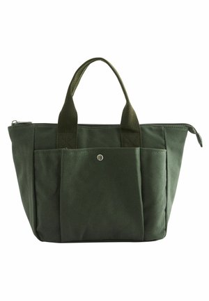 Bolsa tote de lona verde oscuro con asas dobles, cierre superior con cremallera y un gran bolsillo delantero asegurado con un botón de metal.