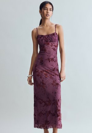 Stradivarius, FLOCKED STRAP MIDI DRESS - Robe longue - purple