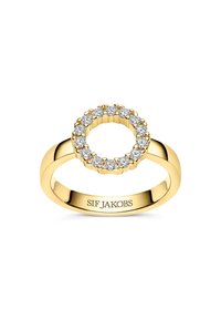 Guld ring med ett cirkulärt mönster som har flera små klara stenar runt den yttre kanten. Graverad med "SIF JAKOBS" på den inre ringen.