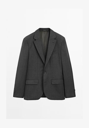 Donkergrijze blazer van gestructureerde stof. Heeft een revers met inkeping, een sluiting met één knoop en twee steekzakken aan de voorkant. Klassiek getailleerd ontwerp.