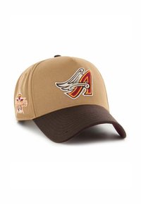 Cappellino da baseball marrone e beige con un logo "A" alato ricamato e un piccolo emblema sul lato. Presenta una visiera curva e un tessuto strutturato.