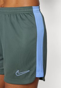Nike Performance SHORT BRANDED - Αθλητικό σορτς - vintage green/royal pulse