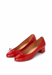 Ballerine in vernice rossa con tacco quadrato basso, punta rotonda e piccolo fiocco sul davanti. Texture liscia e design minimal.