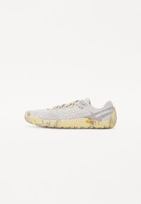 Baskets de sport gris clair avec une tige en maille, des accents jaunes et une semelle extérieure en caoutchouc texturé. Elles présentent un design profil bas et une construction flexible.