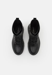 Madden Girl CHASE - Botine cu platformă - black paris