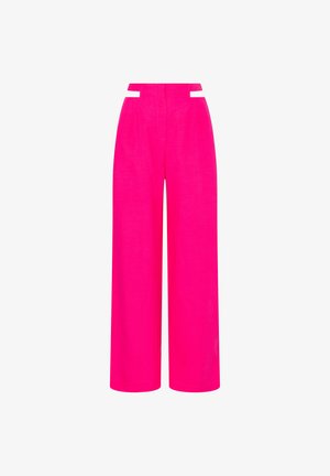 Pantalons larges en tissu rose vif, présentant une taille haute avec des accents découpés et une texture lisse.