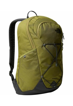 Sac à dos en tissu vert avec une poche en maille, fermeture zippée et cordons bungee externes. Accents noirs en bas et sur les bretelles.