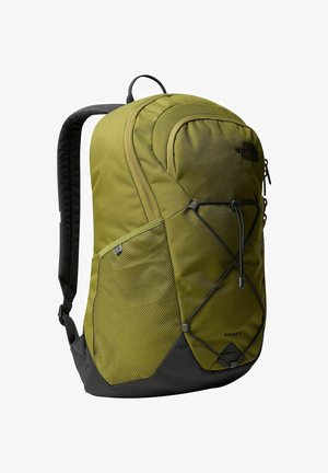 Sac à dos en tissu vert avec une poche en maille, fermeture zippée et cordons bungee externes. Accents noirs en bas et sur les bretelles.