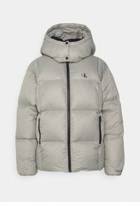 Doudoune gris clair avec capuche, dotée d'une fermeture éclair, de poches latérales et d'un petit logo noir sur la poitrine. Texture lisse et matelassée.