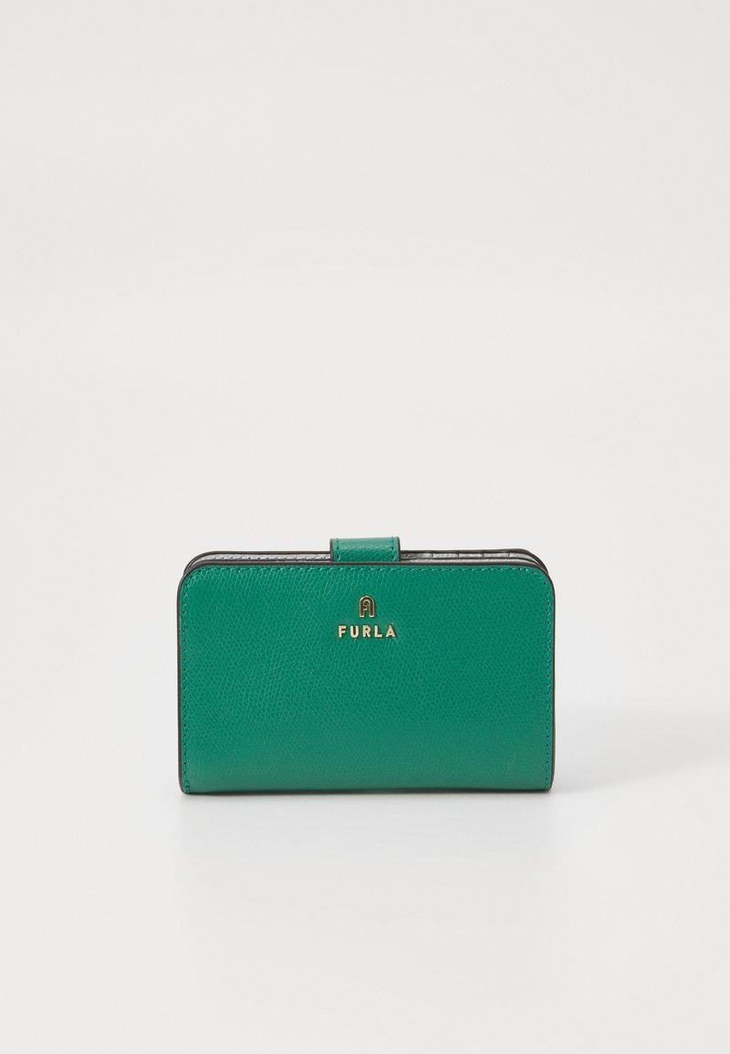 Grønn lærpung med teksturert overflate, gullbeslag med "FURLA" merkevare, og foldet lukking. Kompakt rektangulær form.