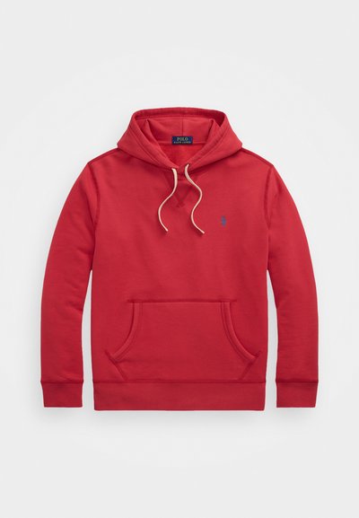 Κόκκινη hoodie φτιαγμένη από μαλακό ύφασμα, με μπροστινή τσέπη, κουκούλα με κορδόνια και μπλε κεντητό λογότυπο στο στήθος. Μακριά μανίκια με ριμπ τελειώματα.