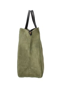 Olijfgroene suede handtas met een gestructureerde vorm, voorzien van zwarte leren handvaten en een drukknoopsluiting aan de bovenkant. Gladde textuur en minimale accenten.