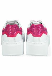 Sneaker bianche con suola bianca testurizzata, dotate di un retro in suede e mesh rosa con accenti luccicanti.