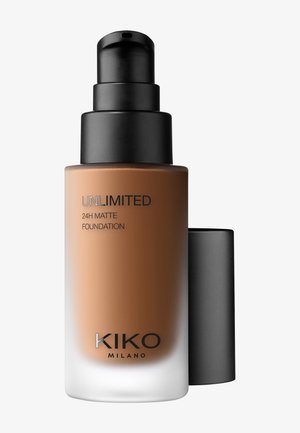 Braune und transparente Glasflasche mit einem schwarzen Pumpenkopf. Das Etikett lautet "UNLIMITED 24H MATTE FOUNDATION" und "KIKO MILANO" in schwarzer Schrift.