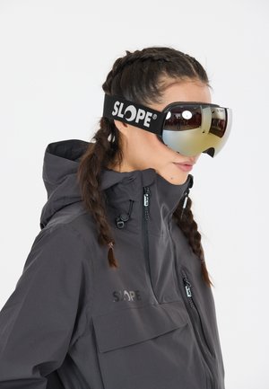 Sorte skibriller med store spejlede linser og en tyk rem mærket "SLOPE." Bæreren har en mørkegrå hættetrøje på.