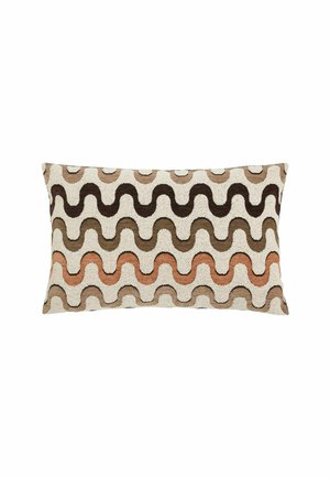 Rechteckiges Kissen mit einem strukturierten wellenförmigen Muster in Creme-, Braun-, Beige- und gedämpften Orangetönen auf weißem Hintergrund.